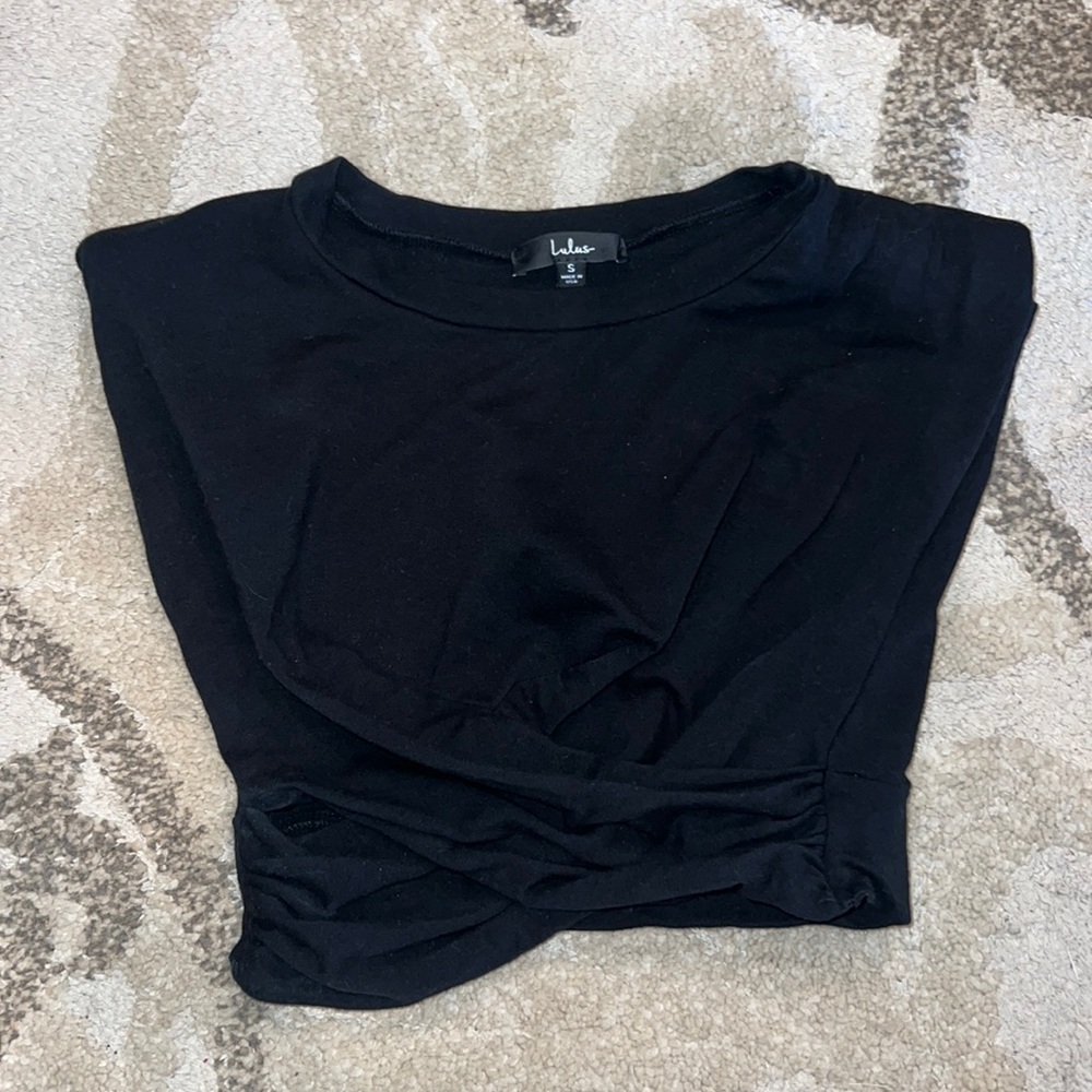 Black cropped t shirt with shoulder pads has a great fit, from lulus